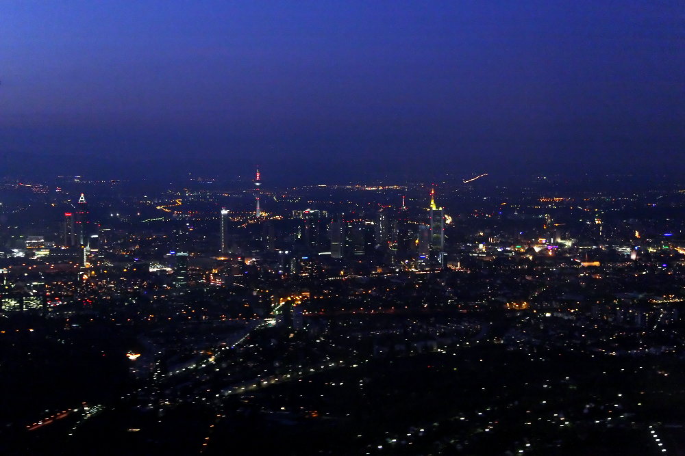Frankfurt erwacht bei Nacht